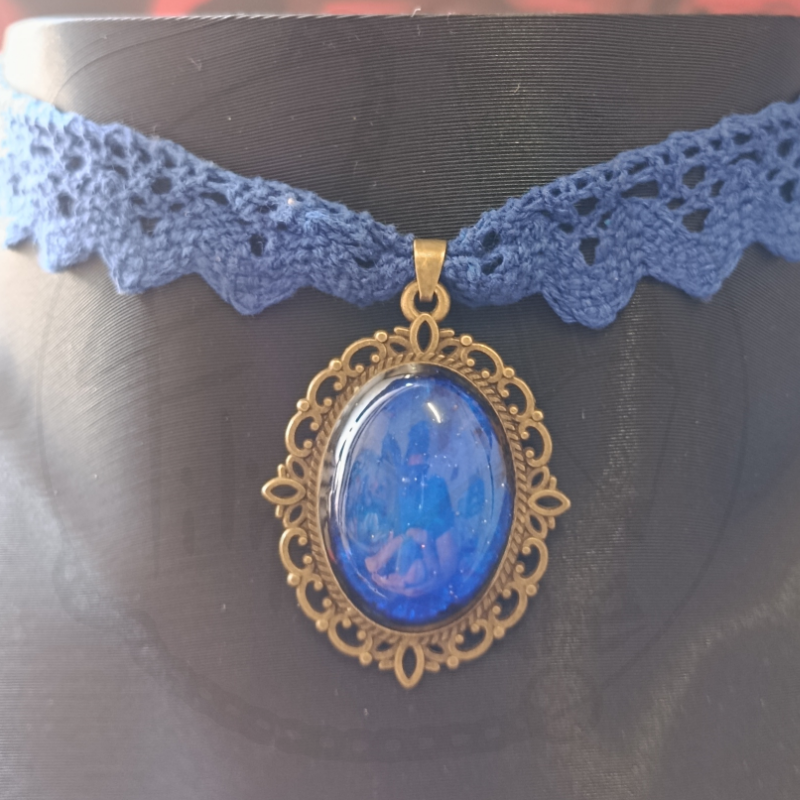 Colar choker com fita azul de crochê e pendente oval azul com moldura dourada