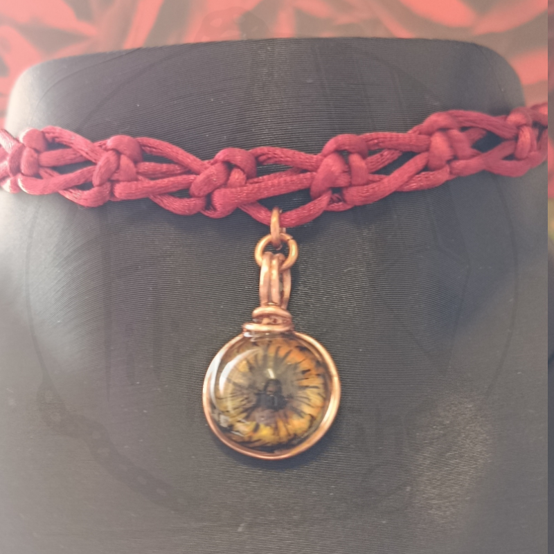 colar choker vermelho com pingente de flor amarela