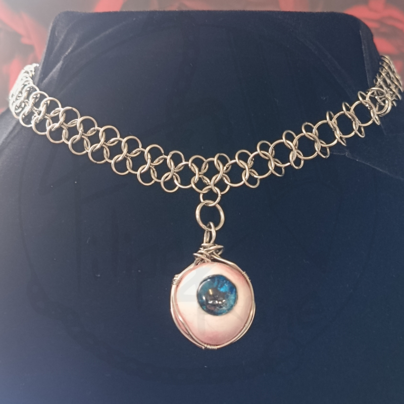 Colar prateado com pendente em forma de olho azul