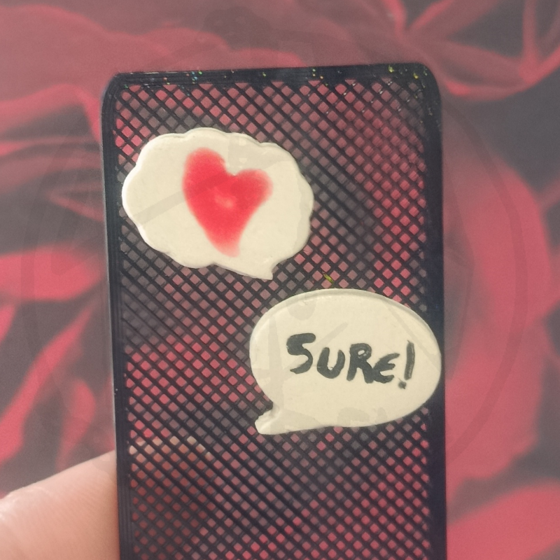 Capa telemóvel preta com autocolantes corações e texto SURE!
