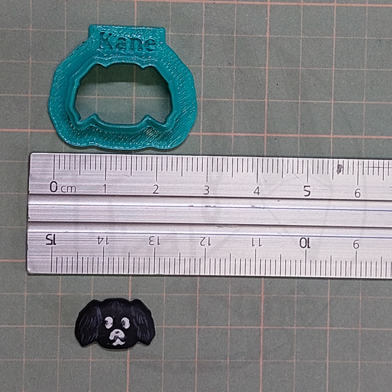 Cortador verde com Kane e figura de cão preto com régua