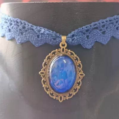 Colar choker com fita azul de crochê e pendente oval azul com moldura dourada