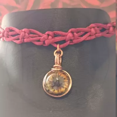 colar choker vermelho com pingente de flor amarela