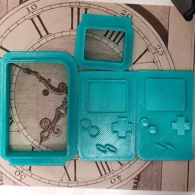 capas protetoras azuis para consola portátil com recortes para botões sobre desenho de relógio