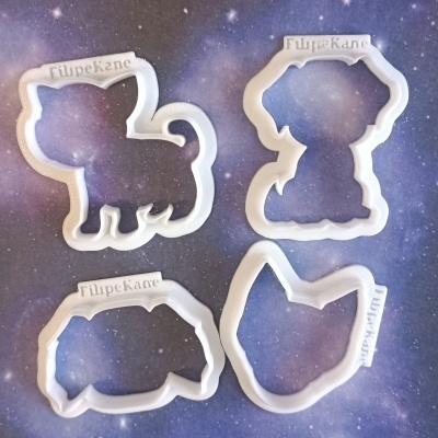 Conjunto de quatro cortadores de biscoitos em formas de animais com texto FILIPE KANE