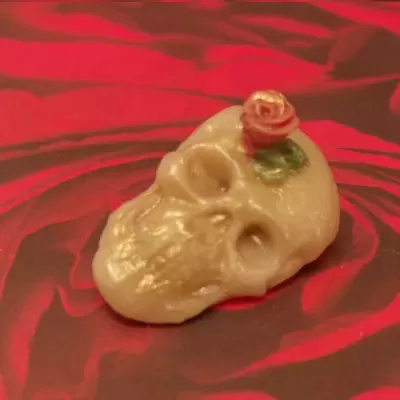 Crach&#x00E1;&#x20;caveira&#x20;branca