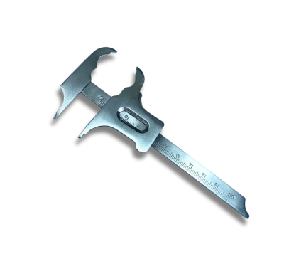 Paquímetro metálico prateado com escala graduada