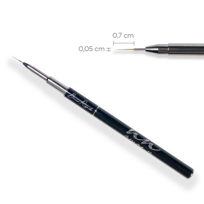 Pincel fino preto com detalhes brancos e medidas na ponta metálica
