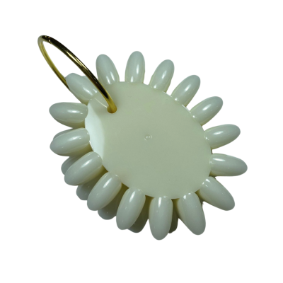 amostras de unhas artificiais brancas organizadas em argola dourada