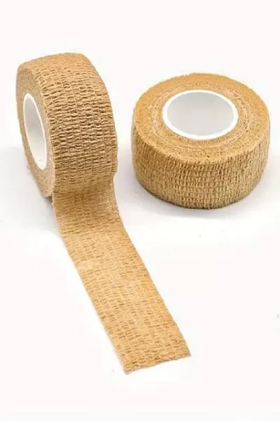 Dois rolos de fita adesiva elástica castanha claro com textura, um desenrolado e outro fechado