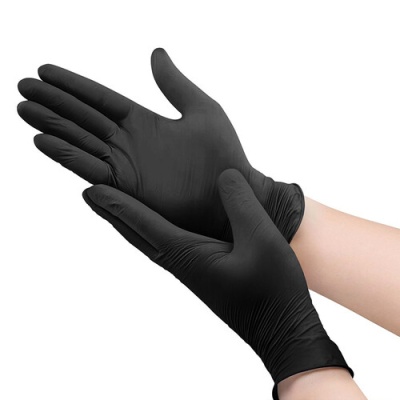 Luvas pretas de látex ou nitrilo em mãos femininas