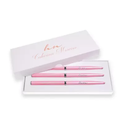 Conjunto de três canetas cor-de-rosa com caixa branca assinada