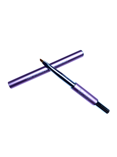 Lápis de sobrancelhas metálico roxo com texto impresso sobre fundo branco