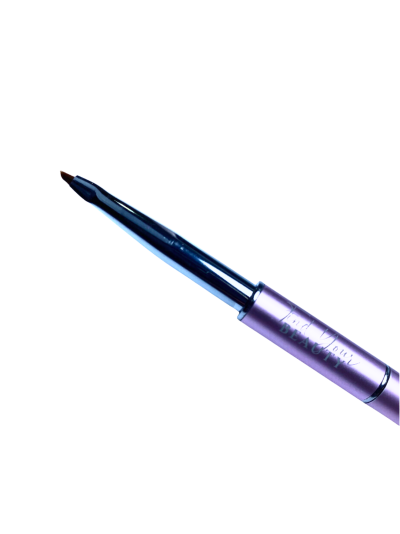 Pincel de maquilhagem com cabo rosa e pelo castanho escuro