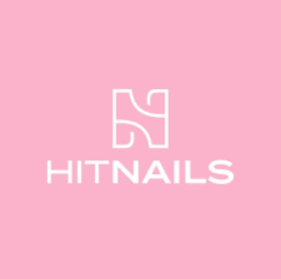Logótipo branco HITNAILS em fundo cor-de-rosa