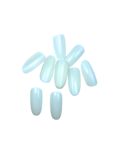 Unhas postiças brancas peroladas com brilho num fundo branco.