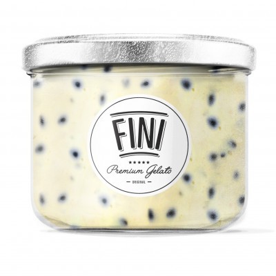 Frasco transparente com gelado creme e pedaços pretos, etiqueta FINI Premium Gelato