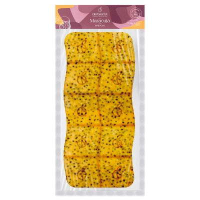 Embalagem de maracujá desidratado em pedaços visível através de plástico transparente com rótulo lilás e amarelo.