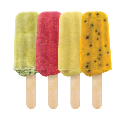 Quatro gelados de pau em várias cores sobre fundo negro