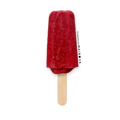 Gelado de pau vermelho com palito de madeira em fundo branco
