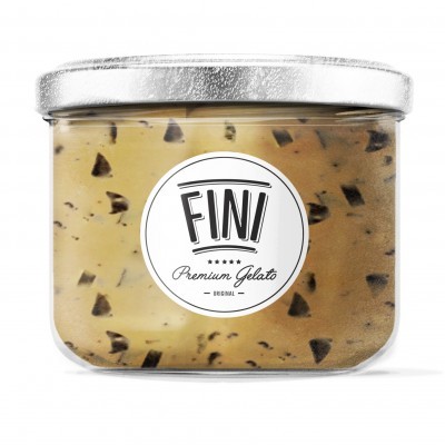 Frasco de gelado com pedaços de chocolate e etiqueta FINI Premium Gelato