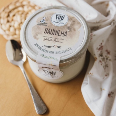 Frasco de gelado de baunilha com colher e pano floral