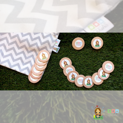 Peças de madeira com imagens e bolsas de tecido cinza com padrão zigzag