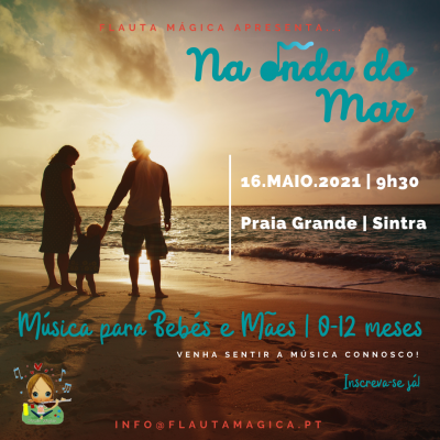 Família na praia ao pôr do sol com texto promocional do evento 'Na Onda do Mar' para bebés e mães em Sintra.