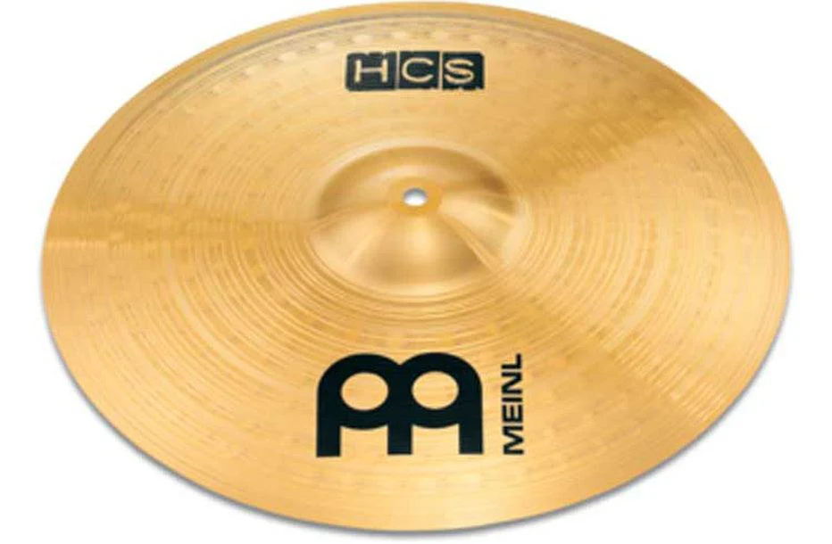 Prato de bateria dourado com inscrições HCS e MEINL em preto