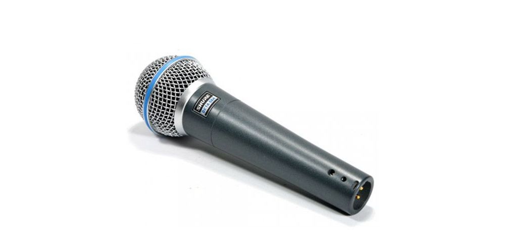 Shure BETA 58A Microfone preto com grelha metálica prateada e anel azul em fundo branco