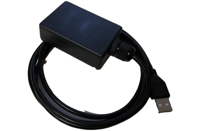 Cabo USB preto com conector USB-A e caixa retangular integrada