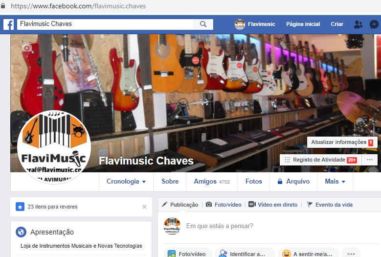 Página de Facebook da loja Flavimusic com várias guitarras elétricas expostas na parede
