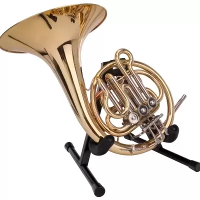Trompa dourada com suporte preto em fundo branco