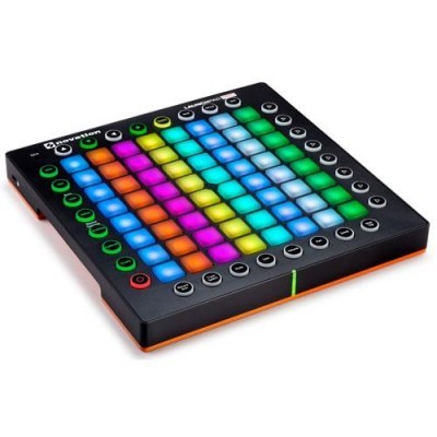 Controlador MIDI colorido preto com botões iluminados