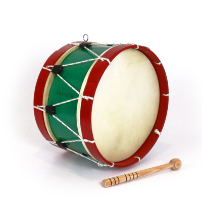Tambor tradicional verde e vermelho com baqueta de madeira