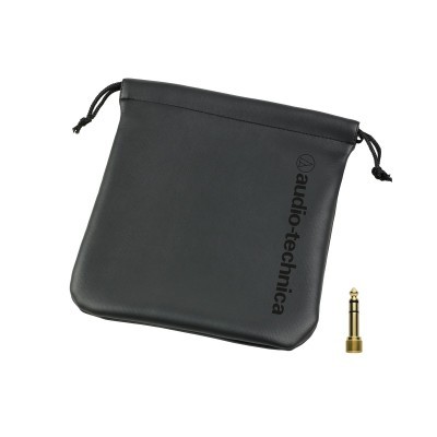 Saco preto com logótipo audio-technica e adaptador dourado para áudio