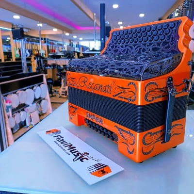 Acordeão Cavali Super laranja e preto sobre superfície branca numa loja