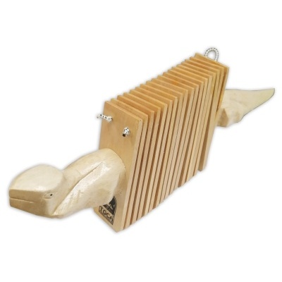 Instrumento musical em madeira com placas e extremidades curvas esculpidas.