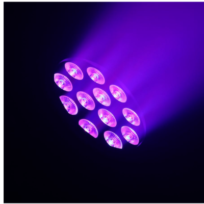 Spotlight LED com luz roxa emitida em fundo preto