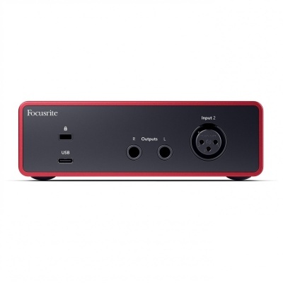 Interface de áudio Focusrite preta e vermelha com conectores USB e áudio
