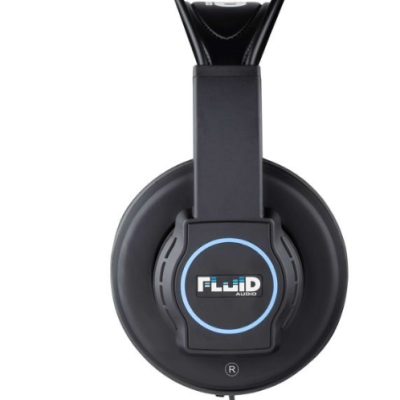 Auscultadores pretos com logótipo FLUiD AUDIO e cabo