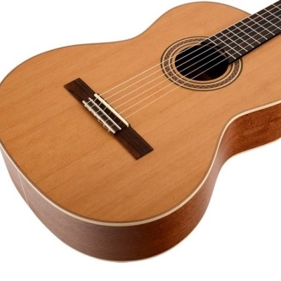 Guitarra acústica de madeira clara com cordas