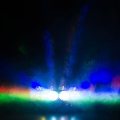 Luzes de palco coloridas num ambiente escuro