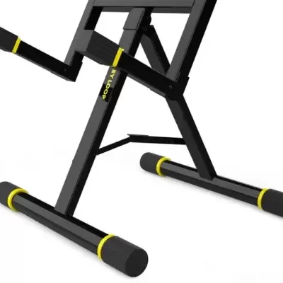 estrutura de suporte preta com detalhes amarelos para equipamento fitness