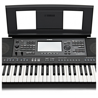 Teclado musical Yamaha PSR-E373 preto com ecrã digital e suportes para partituras