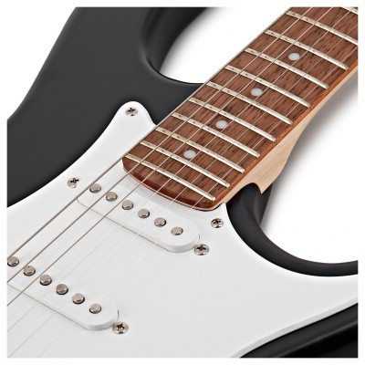 Guitarra elétrica preto e branca com braço em madeira e trastes