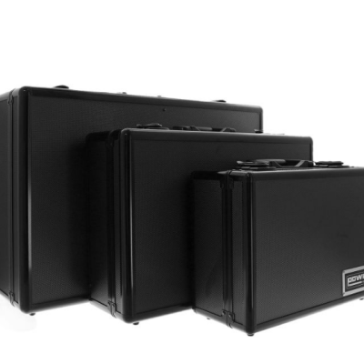 Três malas pretas de materiais sintéticos com etiqueta POWER