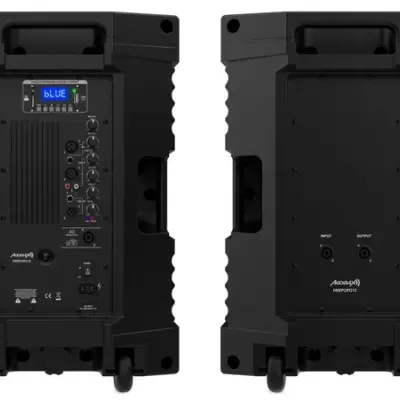 Duas colunas de som portáteis pretas com ecrã azul e várias entradas