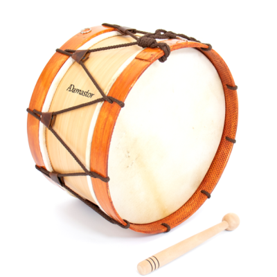 Tambor com pele natural e aro em madeira, ao lado de uma baqueta de madeira.