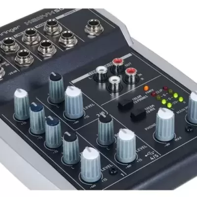 Mesa de mistura de áudio Behringer XENYX 502 com botões e indicadores LED